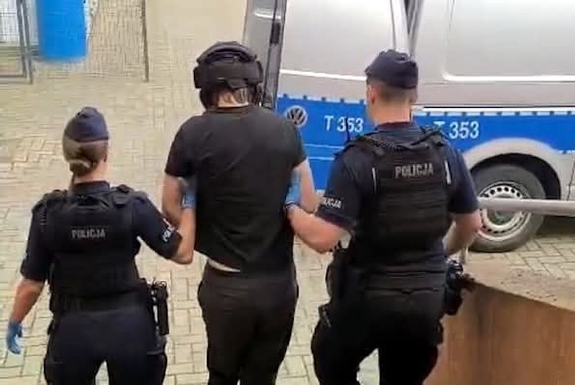 Podszywał się w internecie pod policjantów i ich szkalował. Rozesłał kilkaset wiadomości z groźbami