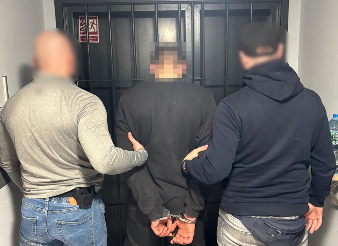 Podszywali się pod kurierów i odbierali zwroty ze sklepów internetowych. Ukradli tak 140 paczek