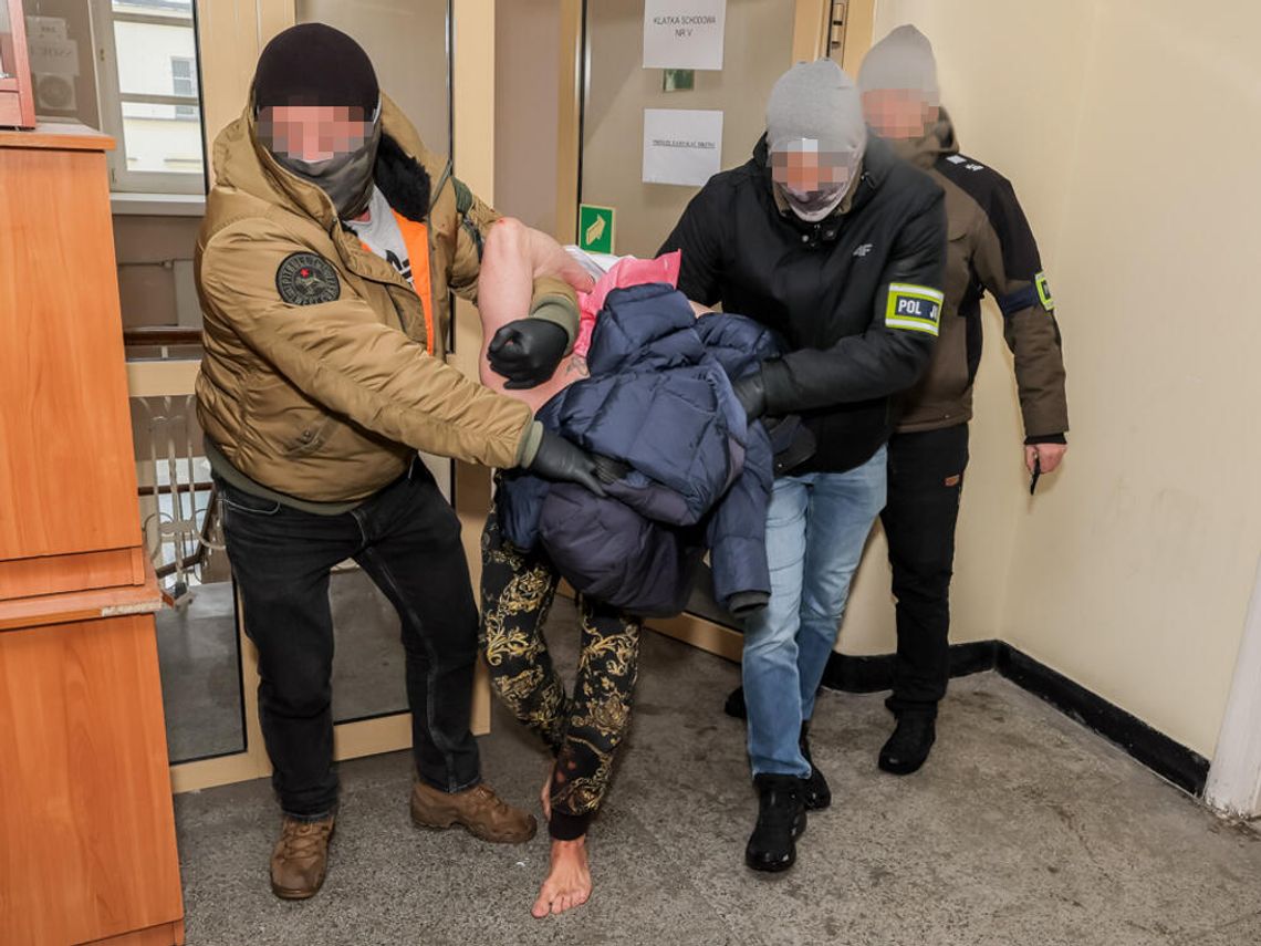 Podwójne morderstwo w Warszawie. Policyjni kontrterroryści zatrzymali mężczyznę Podwójne morderstwo w Warszawie. Policyjni kontrterroryści zatrzymali mężczyznę