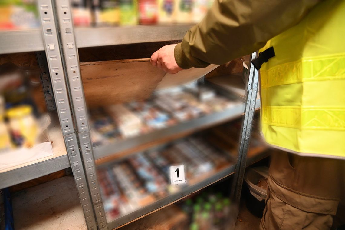 Podwójne regały w warzywniaku. Właścicielka kiosku nielegalnie handlowała alkoholem i papierosami