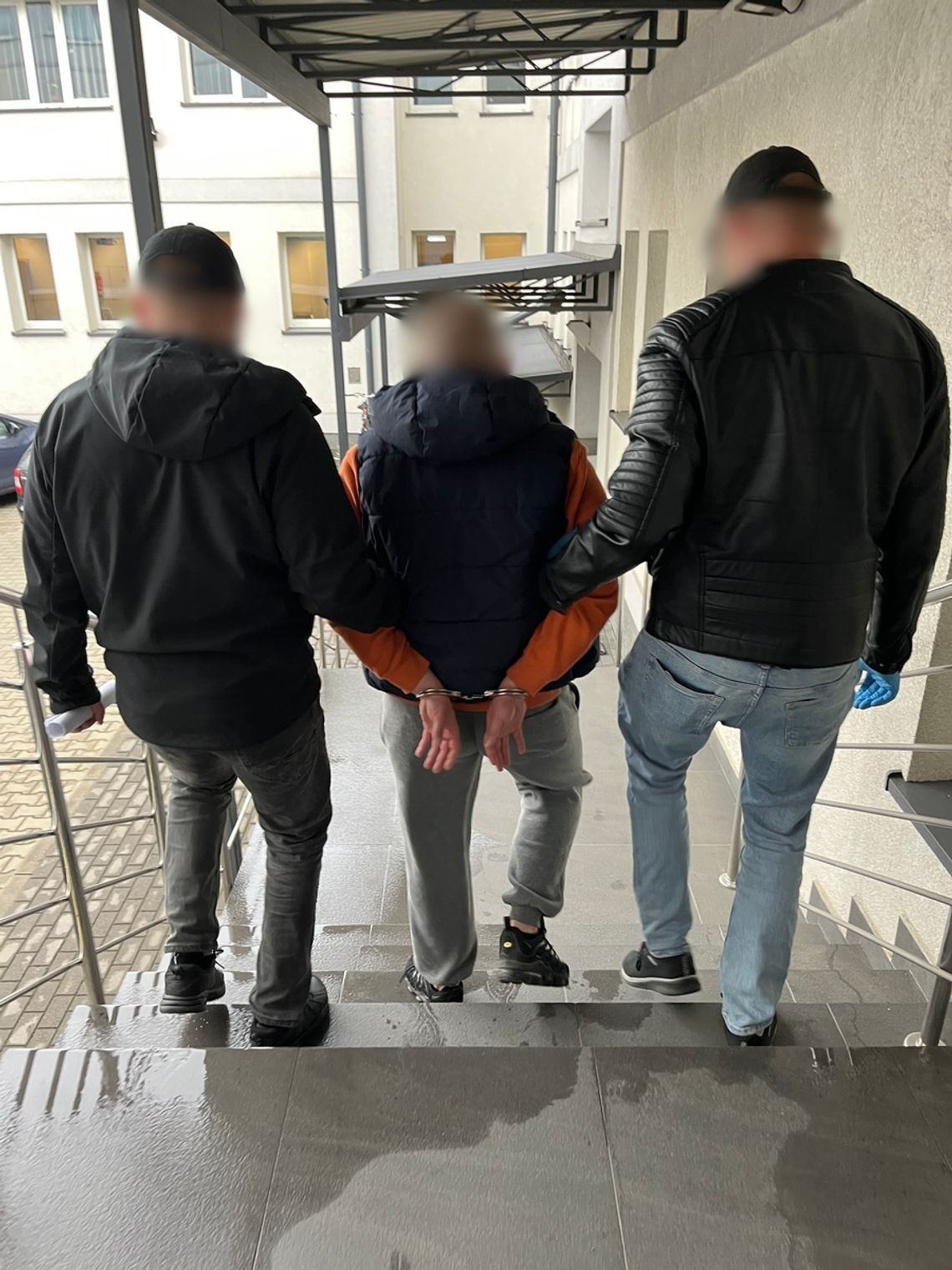 Pojechał na stację benzynową, bo chciał kupić sobie chipsy. Zauważyli go policjanci i odwieźli do więzienia