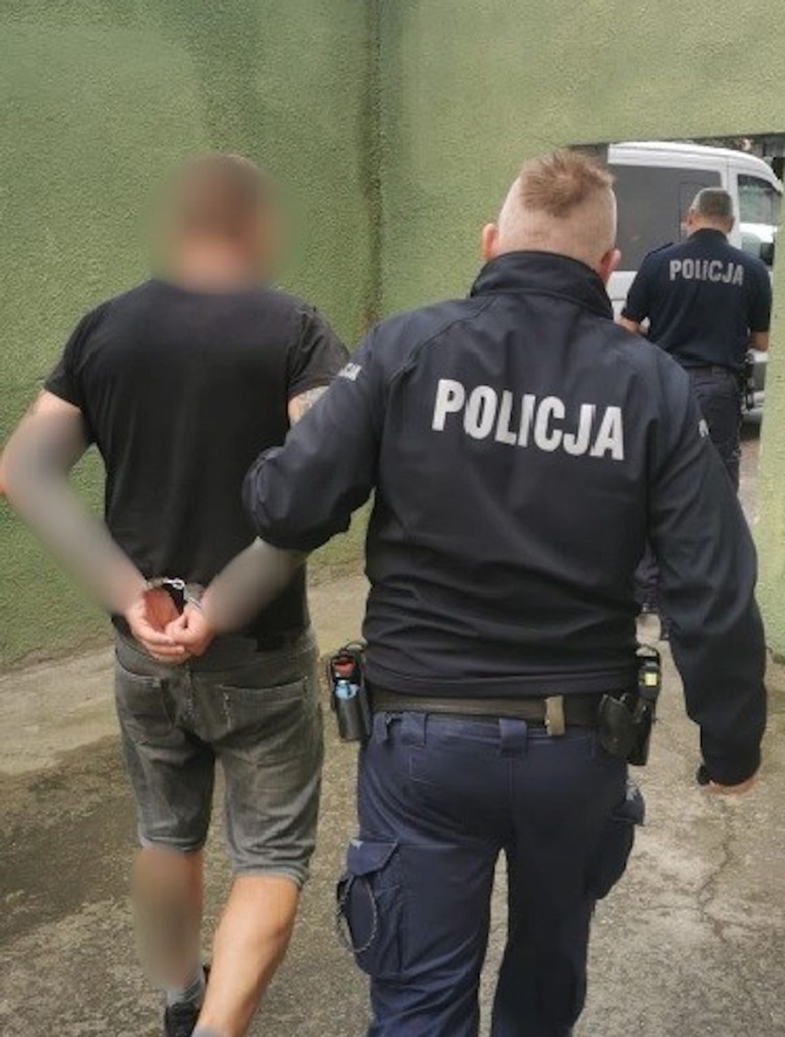 Pojechał odebrać partnerkę z odwyku. Był pijany, poszukiwany i miał zakaz prowadzenia