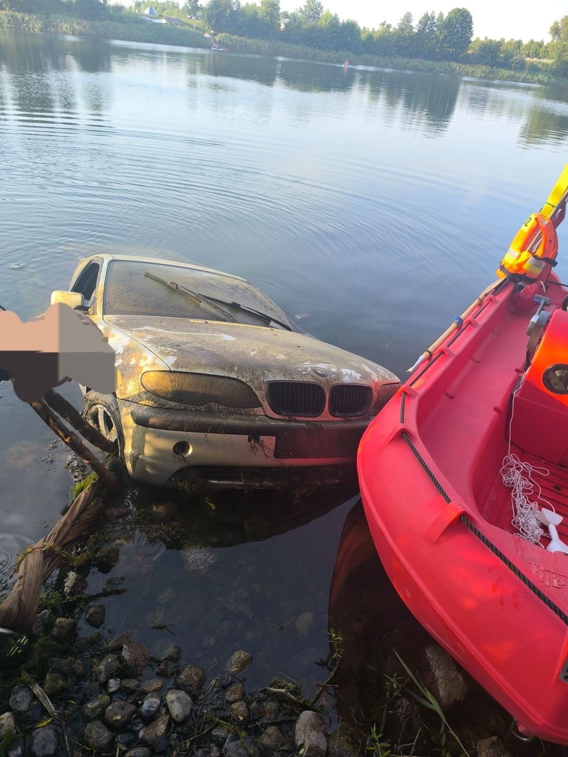 Pojechał wędkować na długi weeekend. BMW stoczyło się do jeziora, właściciel o niczym nie wiedział