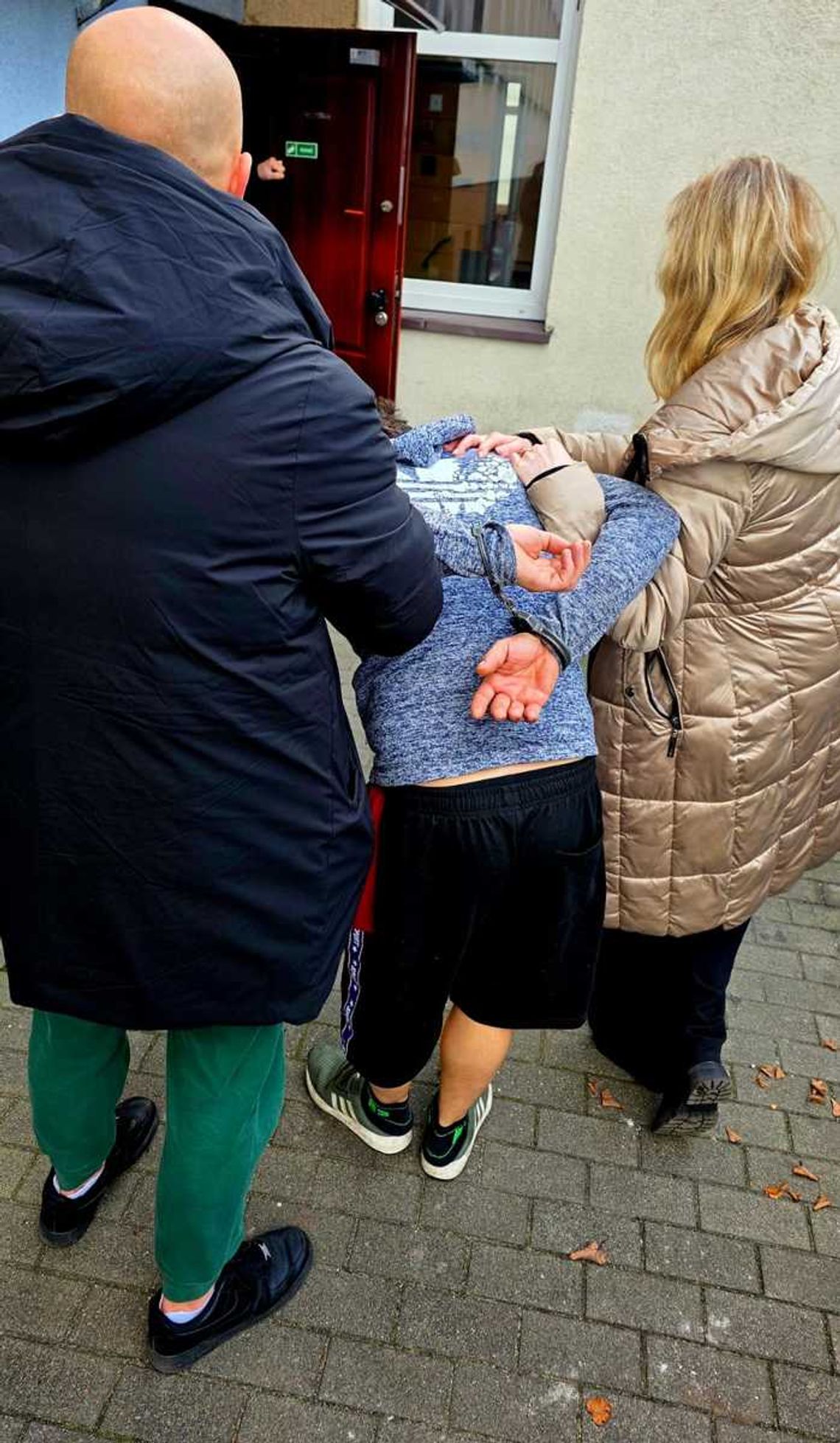 Pojechali z dziećmi do lasu i brali narkotyki. Byli tam co najmniej dobę. Rodzice zatrzymani