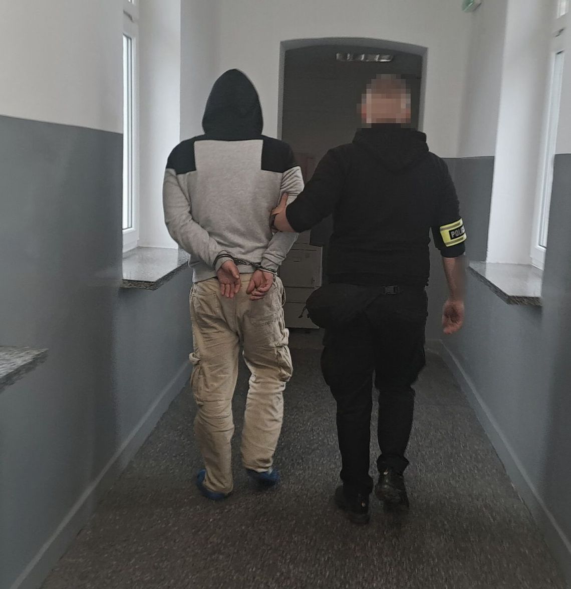 Pokazał prawo jazdy ubrudzone białym proszkiem. Policjanci natychmiast nabrali podejrzeń Pokazał prawo jazdy ubrudzone białym proszkiem. Policjanci natychmiast nabrali podejrzeń