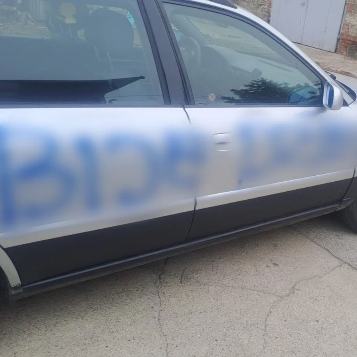Pokłócił się z partnerem matki i pomalował mu auto. 36-latek zgłosił 21-latka na policję