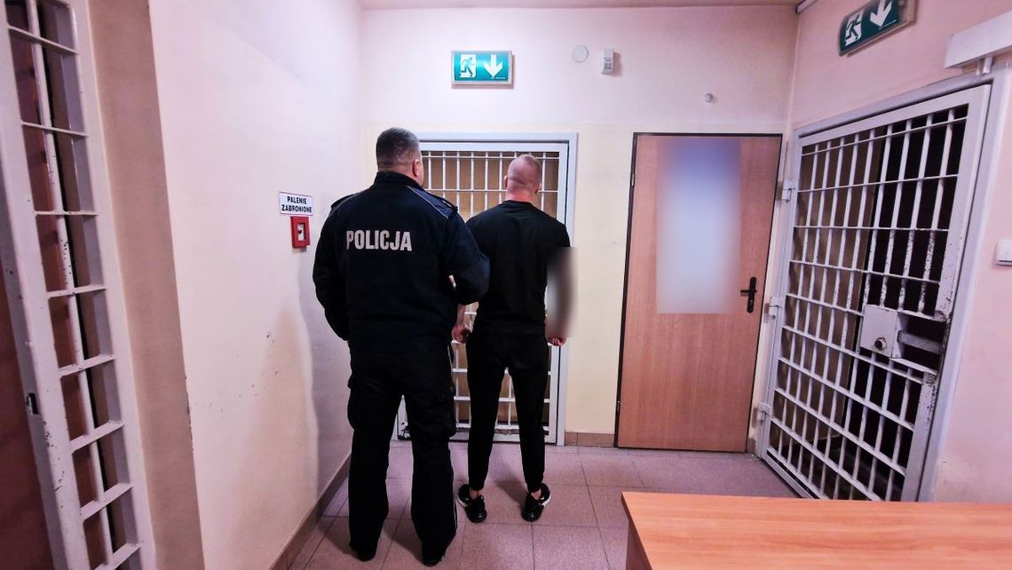 Policja dowiedziała się, że diluje. Odwiedzili go w mieszkaniu. Miał ponad pół kilo różnych narkotyków i sporo forsy