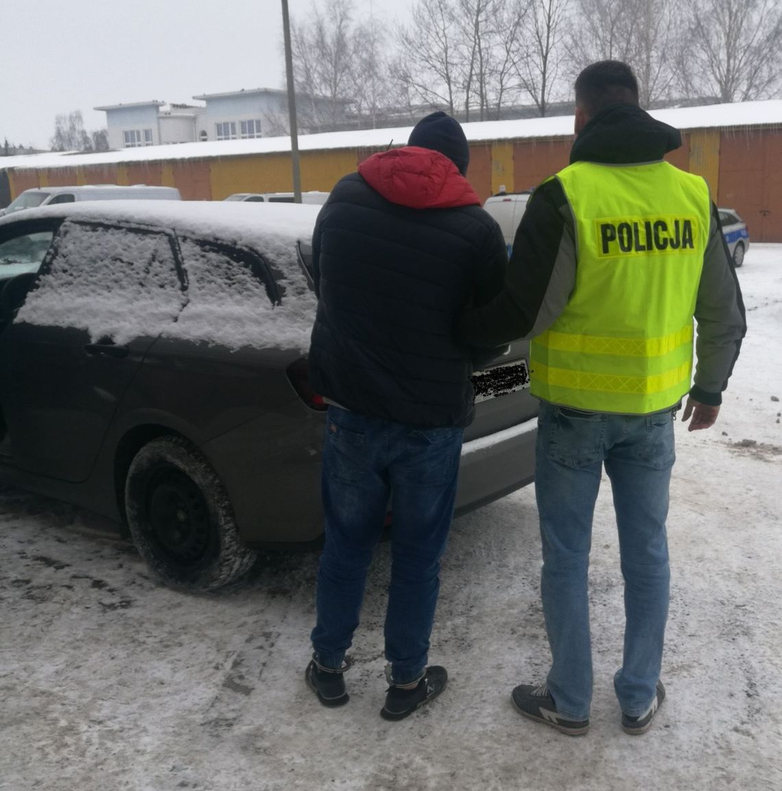 Policja namierzyła skradzioną mazdę na parkingu. Kolesie podjechali beemką, też była kradziona