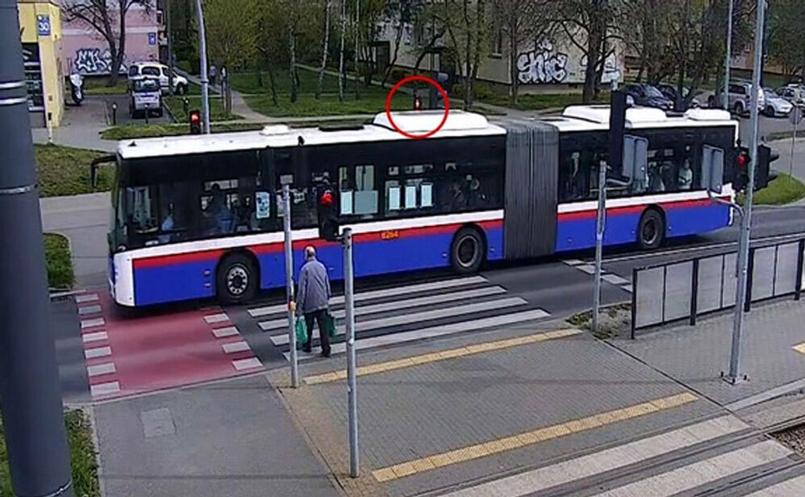 Policja obserwowała zachowanie pieszych i kierowców. Posypały się mandaty i pouczenia