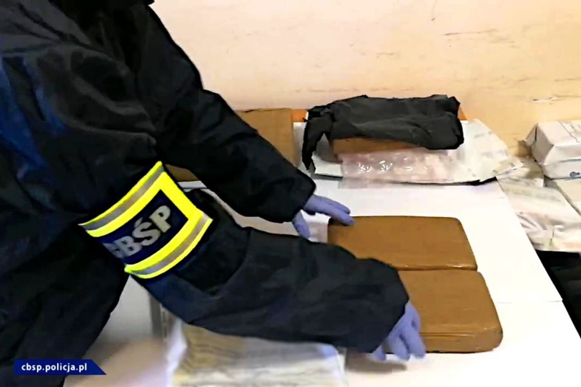 Policja otwiera paczki z kokainą. Towar bardzo czysty. Łącznie przejęto 60 kg. WIDEO
