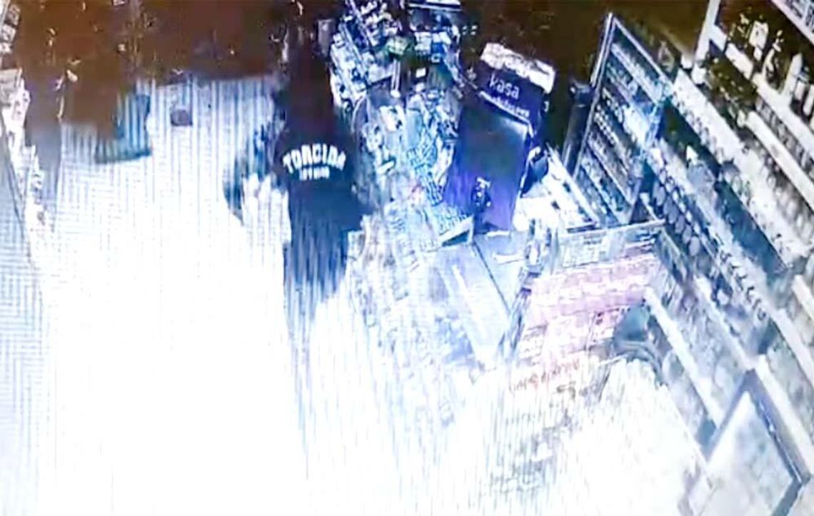 Policja poszukuje mężczyzn, którzy włamali się do sklepu. Ukradli pieniądze i papierosy