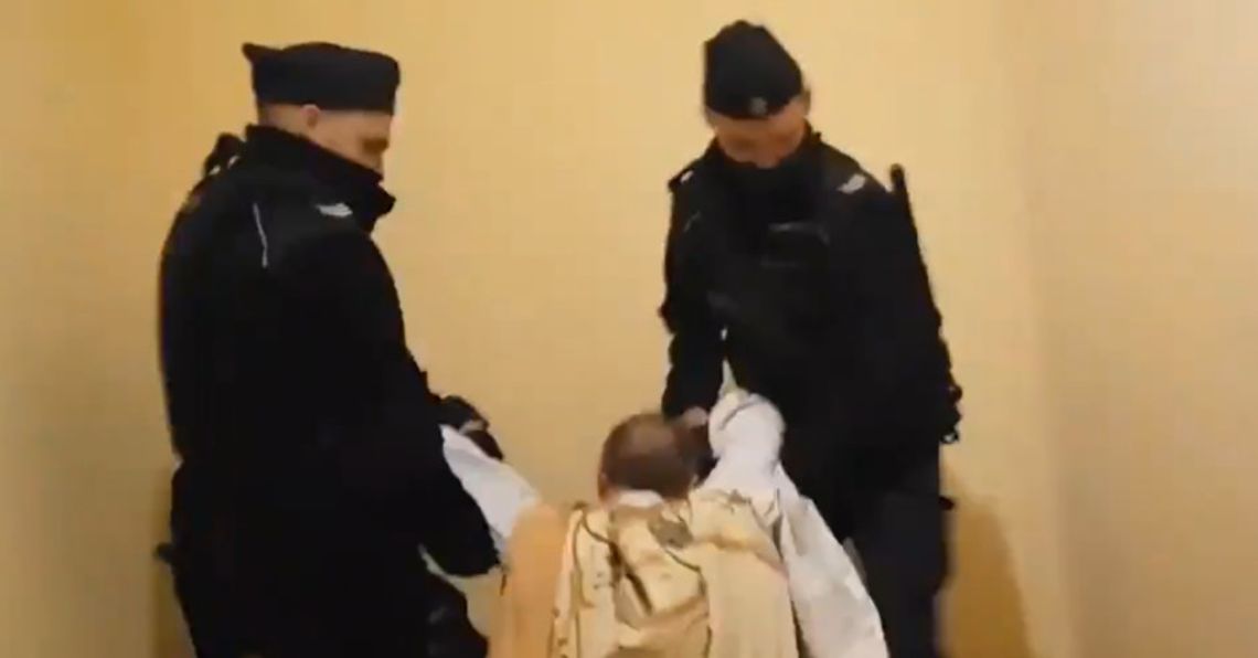 Policja przerwała nabożeństwo i siłą wyniosła księdza. Nie przestrzegał obostrzeń. WIDEO