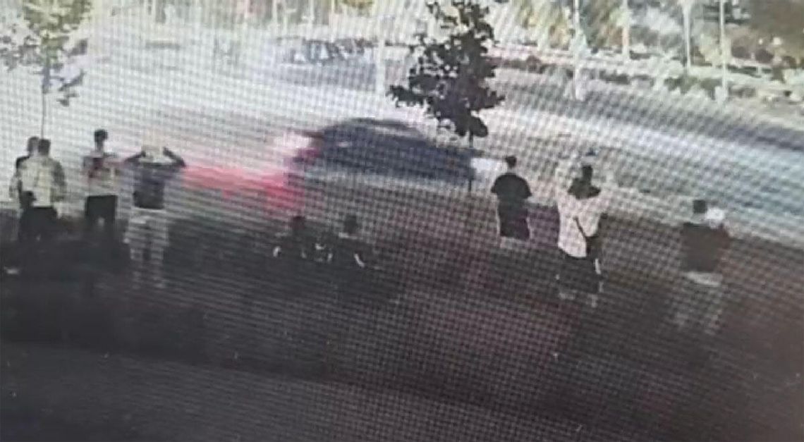 Policja przerwała nielegalną ustawkę drifterów na targowisku. Będą identyfikowani z monitoringu