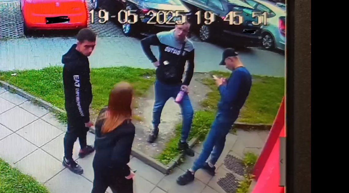 Policja publikuje zdjęcia trzech młodych mężczyzn i dziewczyny. Są podejrzewani o udział w pobiciu