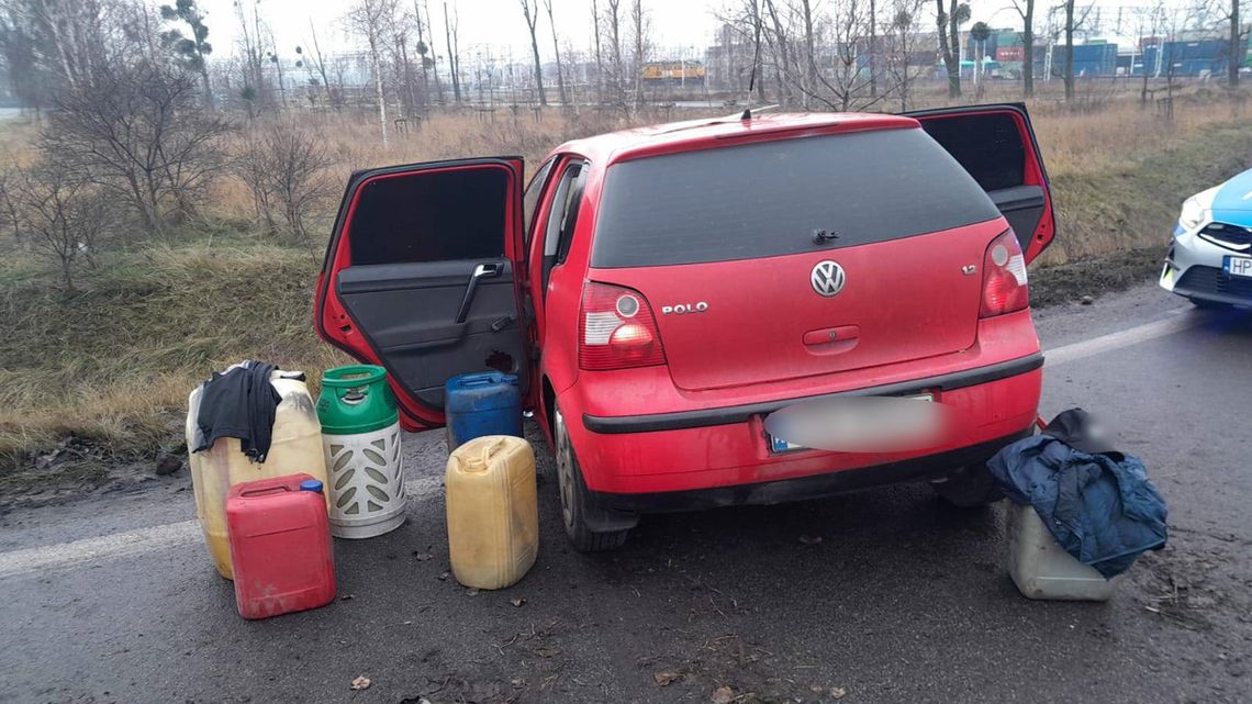 Policja ścigała polo załadowane bańkami na paliwo. Za kierownicą złodziej z dwoma dożywotnimi zakazami