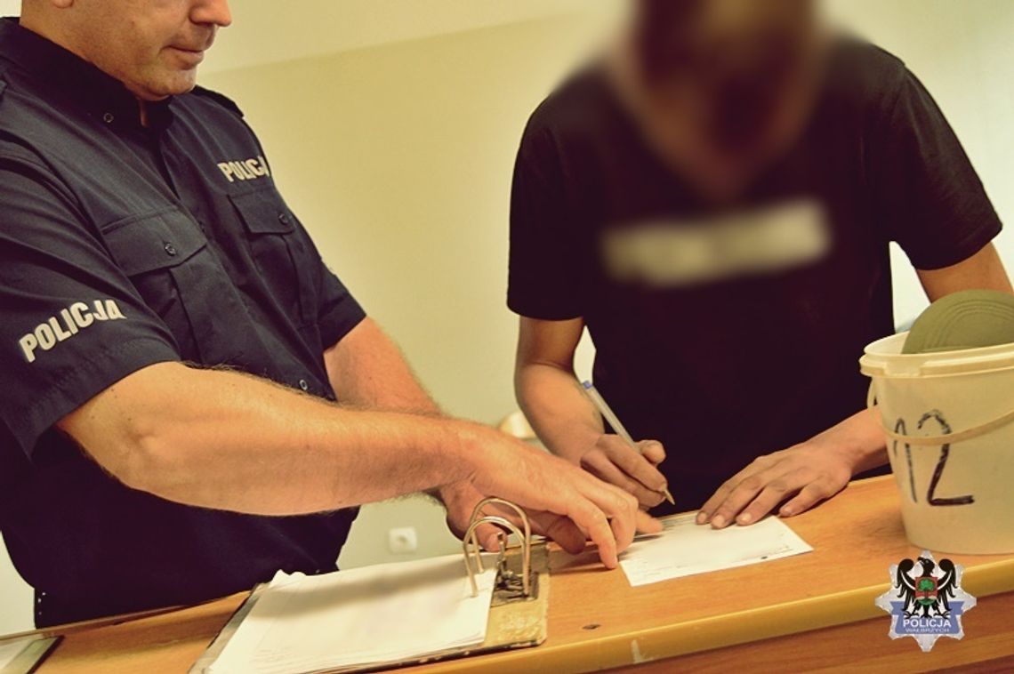 Policja wbiła na imprezę. Trzech kolesi wyprowadzonych w kajdankach. Każdy ma na sumieniu coś innego Policja wbiła na imprezę. Trzech kolesi wyprowadzonych w kajdankach. Każdy ma na sumieniu coś innego