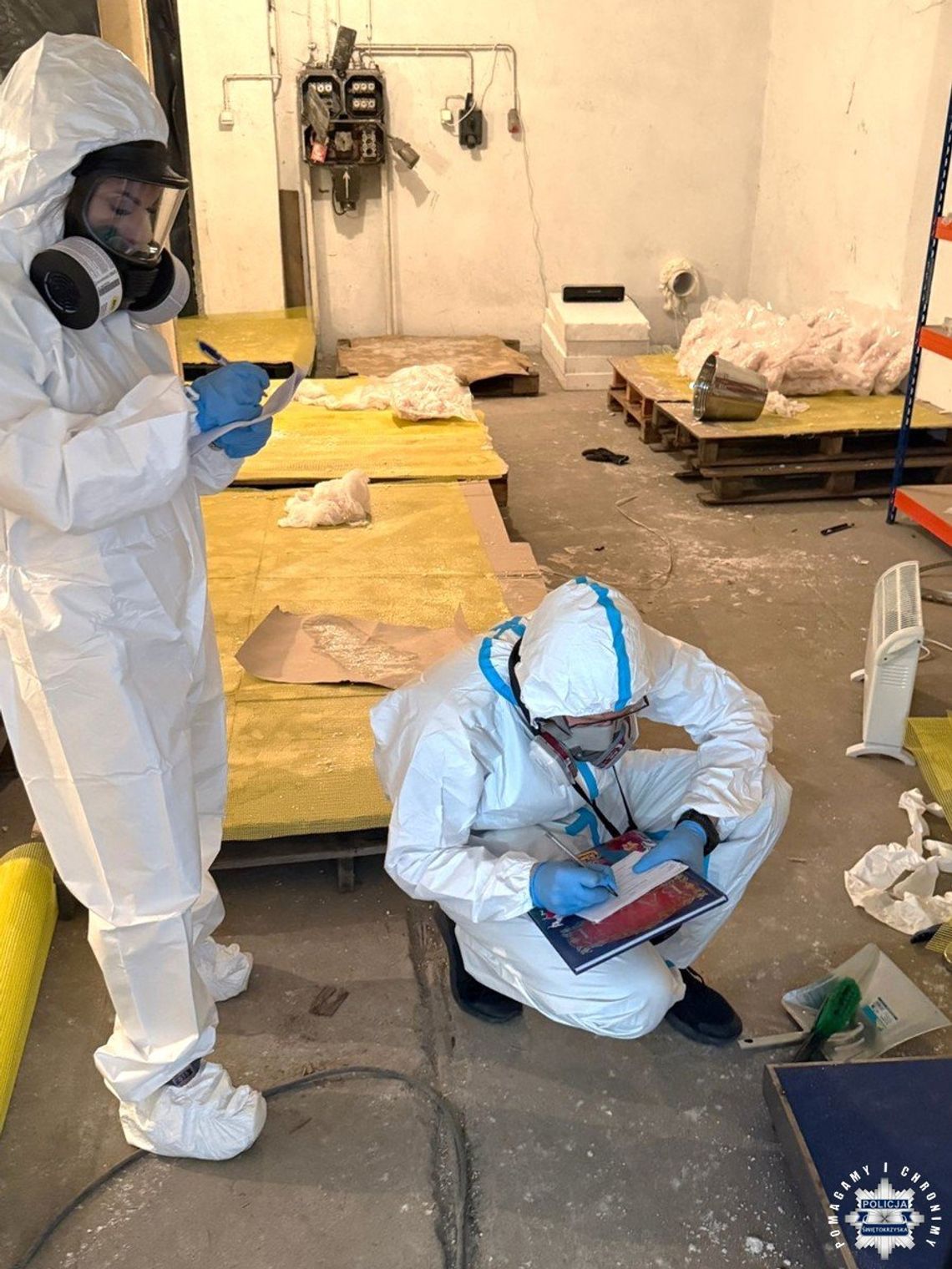 Policja wchodzi do dużej fabryki klefedronu. Przejęte 2 tony gotowego narkotyku i zatrzymanie chemika