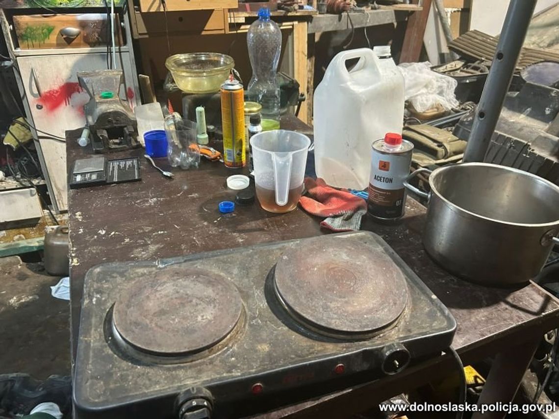 Policja weszła do garażu "kucharza" metamfetaminy. Mężczyzna usłyszał zarzut, za który grozi nawet 20 lat więzienia