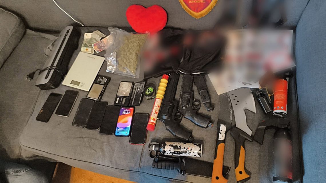 Policja weszła do mieszkania zaskoczonych pseudokibiców. Kolejne zatrzymania do sprawy brutalnej bójki