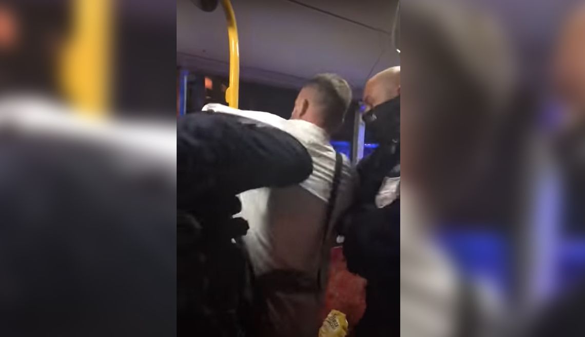 Policja wyciąga kolesia z autobusu, od razu na glebę i kajdanki. A zaczęło się... od hulajnogi. WIDEO