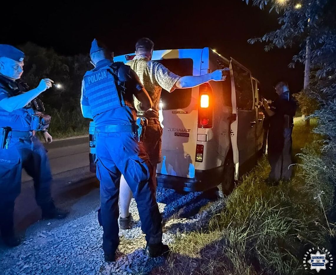 Policja zatrzymała 61 pseudokibiców. Jechali na ustawkę z pełnym ekwipunkiem [WIDEO, ZDJĘCIA]