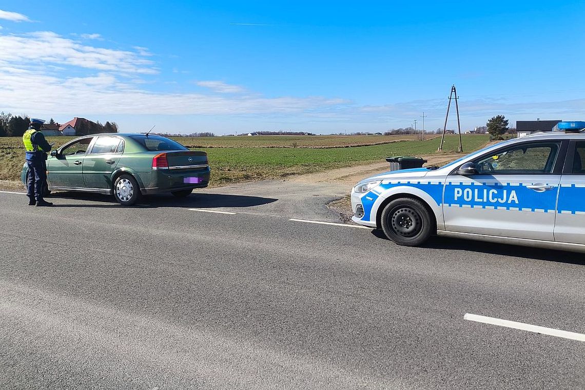 Policja zatrzymała ją za zbyt wolną jazdę. Szybciej się bała, bo wcześniej piła alkohol