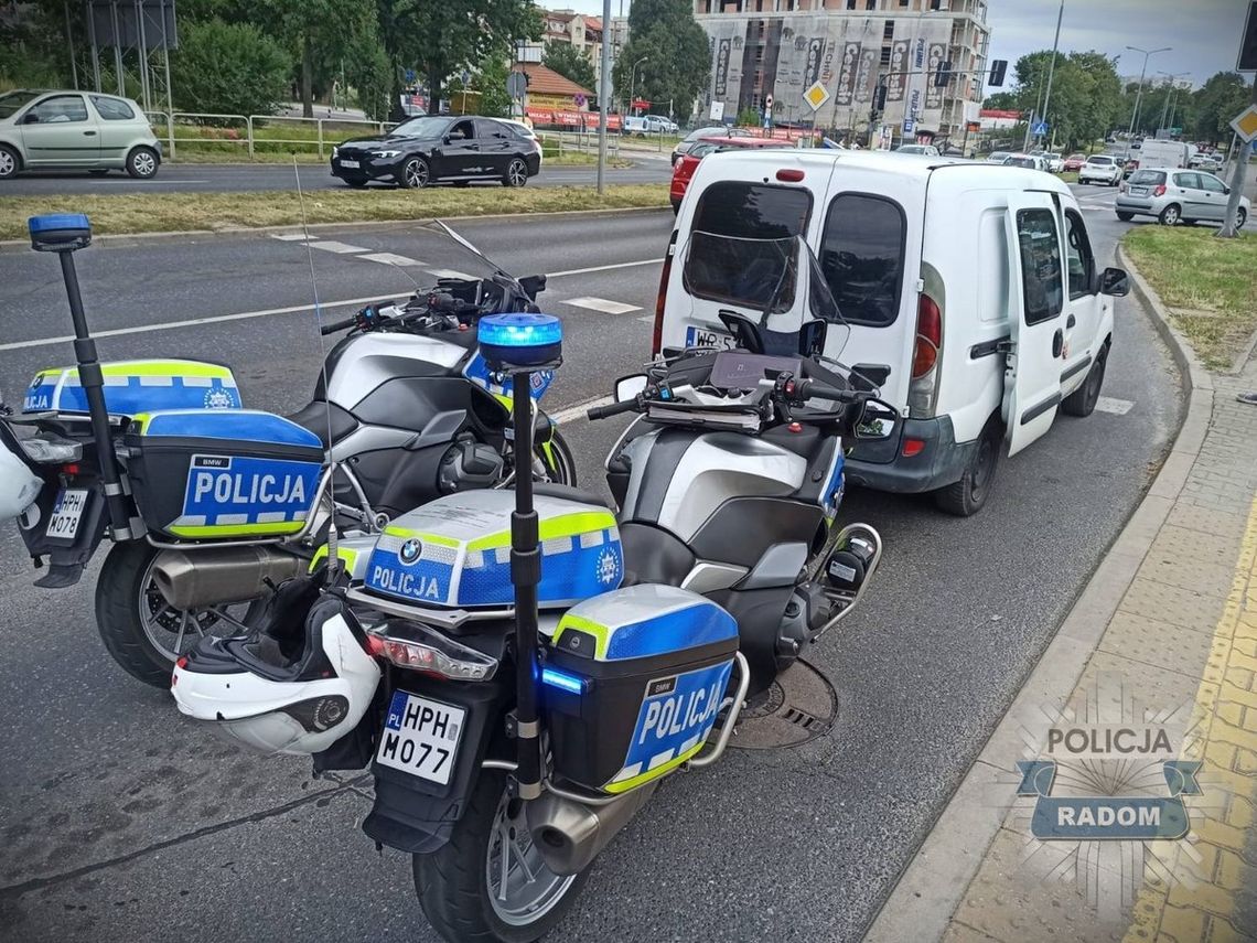 Policja zatrzymała jeżdżącą puszkę śmierci. Miał ponad 4 promile i wiózł na pace 2 kumpli