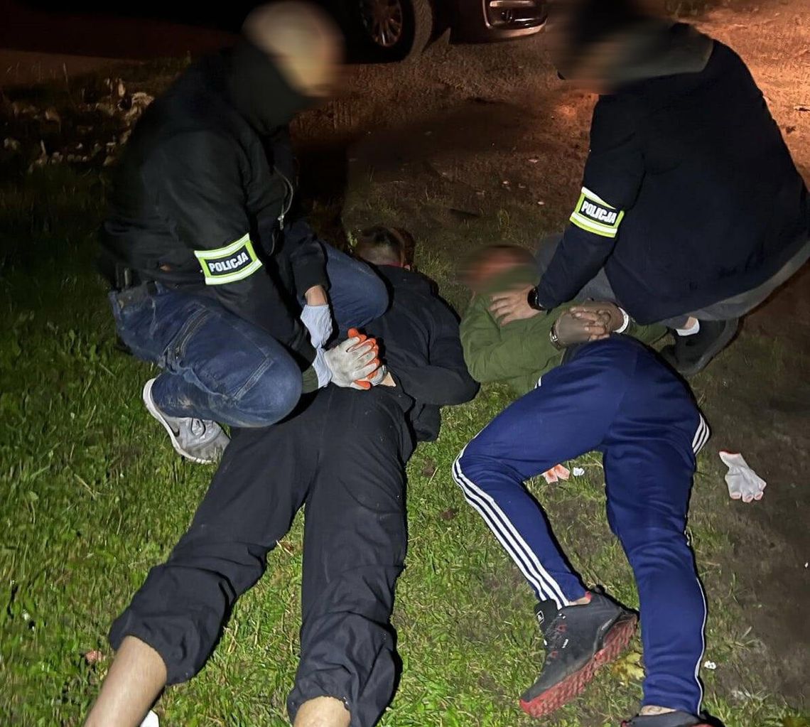 Policja zatrzymała mężczyzn, którzy obrabiali paczkomaty. Wpadli na gorącym uczynku w łupami w rękach