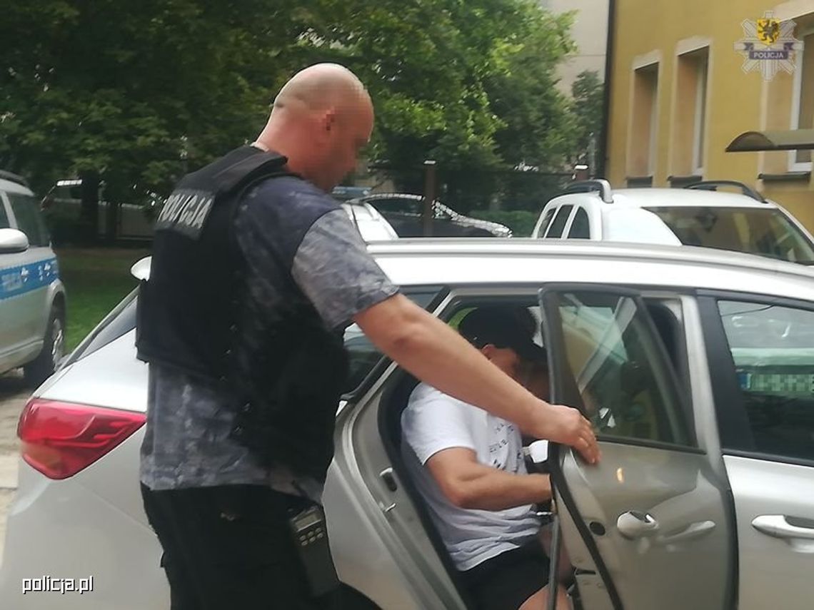 Policja zatrzymała mężczyznę, który uderzył kobietę pod barem w Krynicy Morskiej