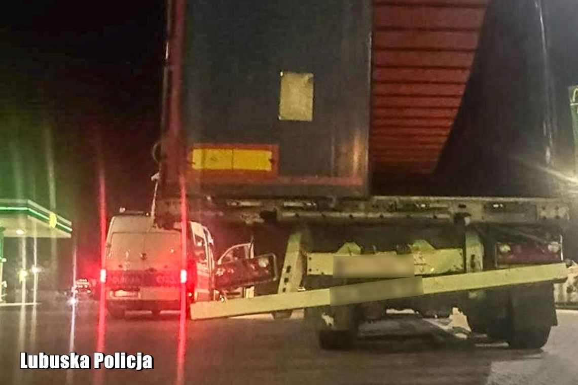 Policja zatrzymała zdezelowaną ciężarówkę. Mandat dla kierowcy i kłopoty przewoźnika