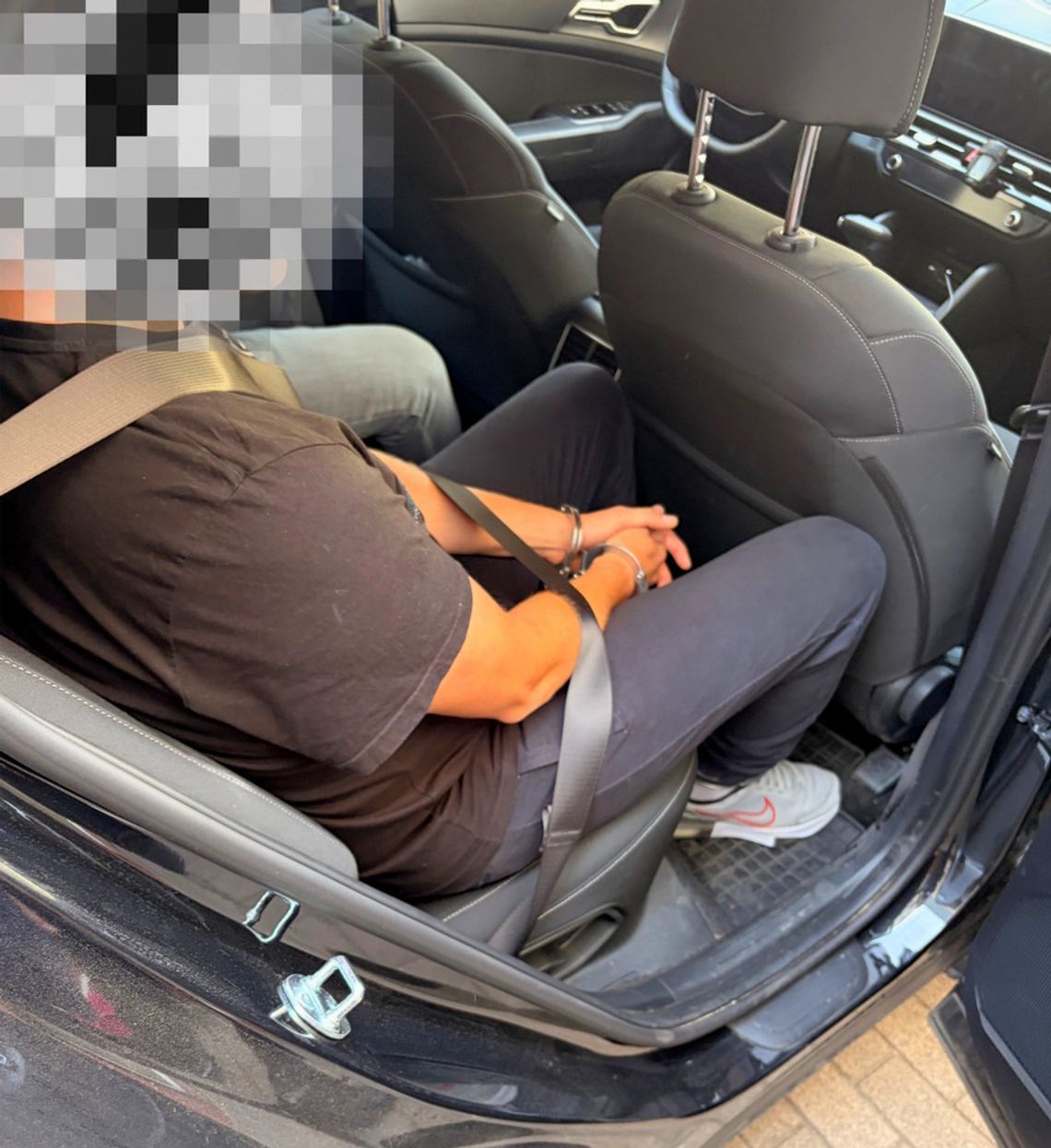 Policjanci badali trzeźwość kierowcy, po sprawdzeniu pasażera wyszło na jaw, że szuka go Interpol Policjanci badali trzeźwość kierowcy, po sprawdzeniu pasażera wyszło na jaw, że szuka go Interpol