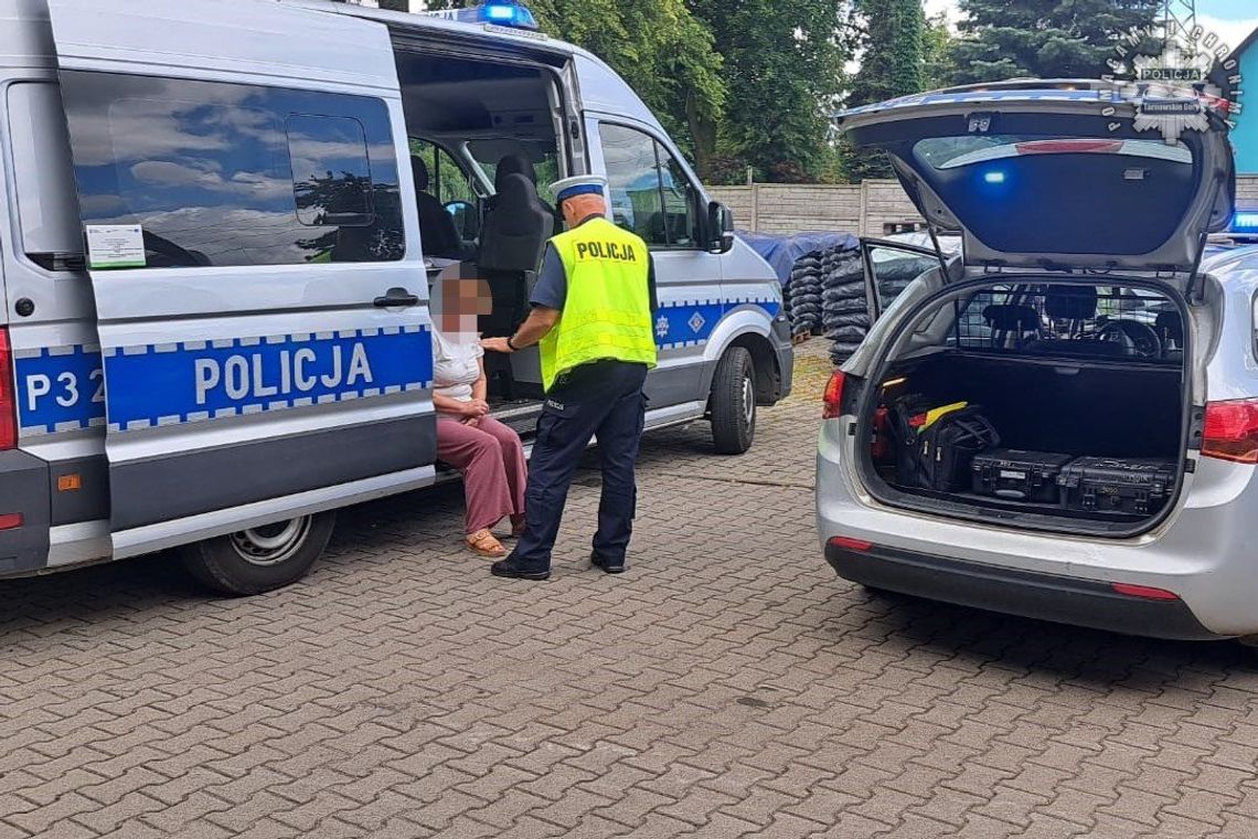 Policjanci chcieli skontrolować mercedesa. Kierująca wjechała w radiowóz - miała ponad dwa promile