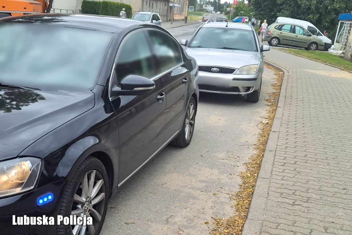 Policjanci dali sygnał do zatrzymania mężczyźnie, gdy podeszli, za kierownicą siedziała kobieta. Oboje mają problemy