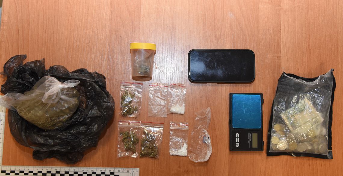 Policjanci dostali zgłoszenie, że mężczyzna daje coś dziewczynom. To był celny strzał. Zatrzymanie dilera Policjanci dostali zgłoszenie, że mężczyzna daje coś dziewczynom. To był celny strzał. Zatrzymanie dilera