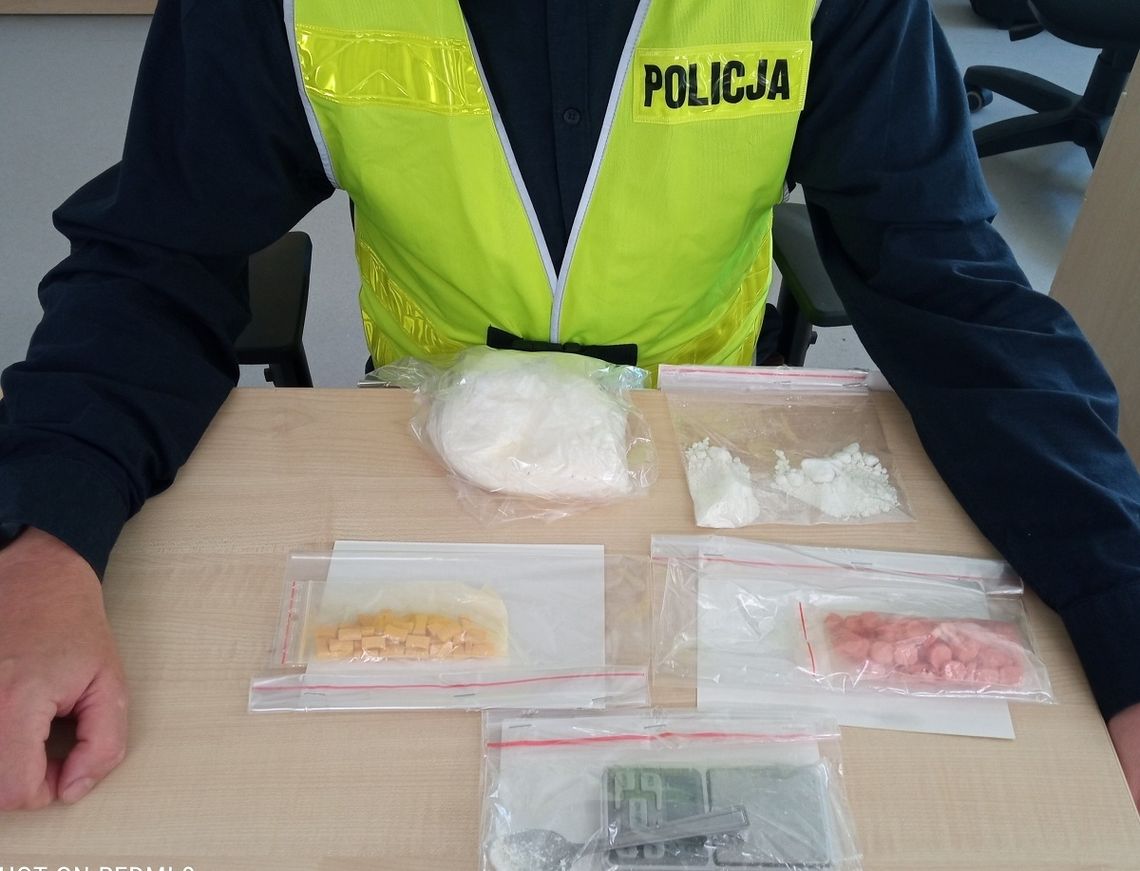 Policjanci dowiedzieli się, że ma w domu narkotyki. Znaleźli tabletki i amfetaminę. Za taką ilość mężczyzna trafił do aresztu