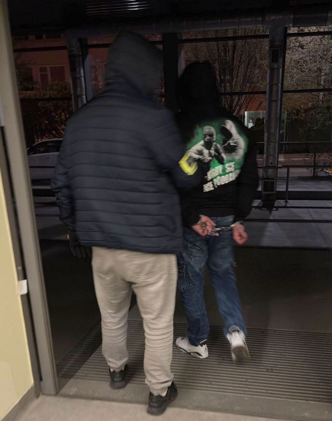 Policjanci dowiedzieli się, że może mieć narkotyki, a potem zobaczyli go za kierownicą. Był pod wpływem