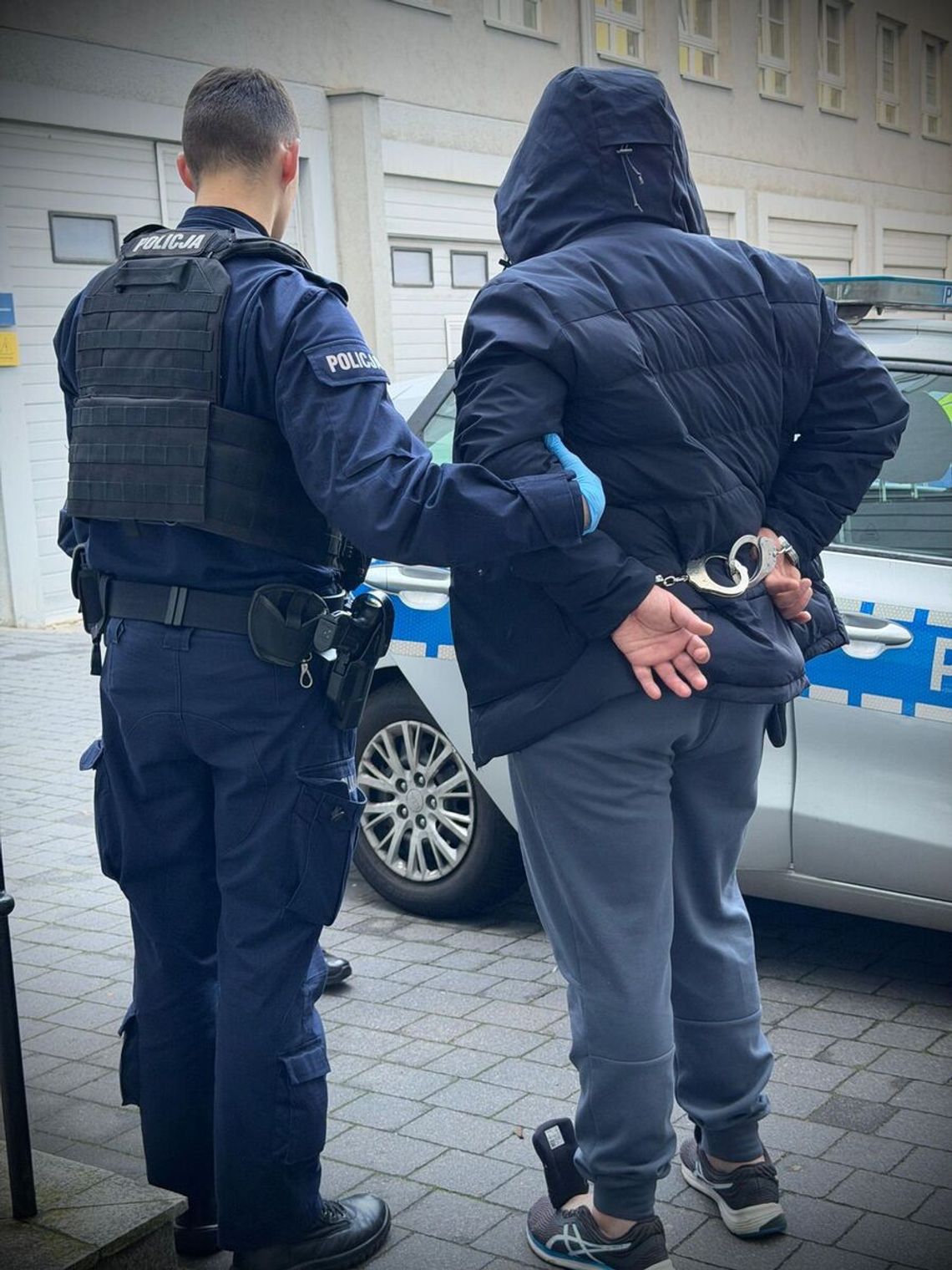 Policjanci dowiedzieli się, że może mieć w mieszkaniu narkotyki. Znaleźli prawie 3 kilogramy