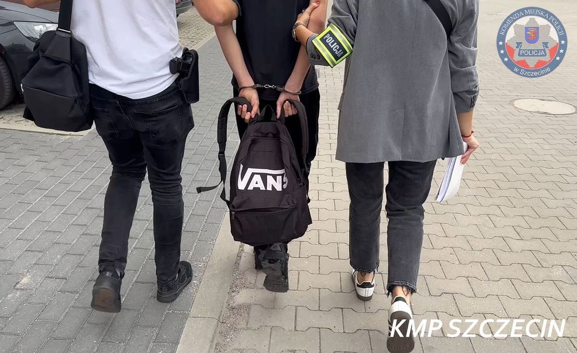 Policjanci dowiedzieli się, że w mieszkaniu porcjowane są narkotyki. Zatrzymano trzech nastolatków Policjanci dowiedzieli się, że w mieszkaniu porcjowane są narkotyki. Zatrzymano trzech nastolatków