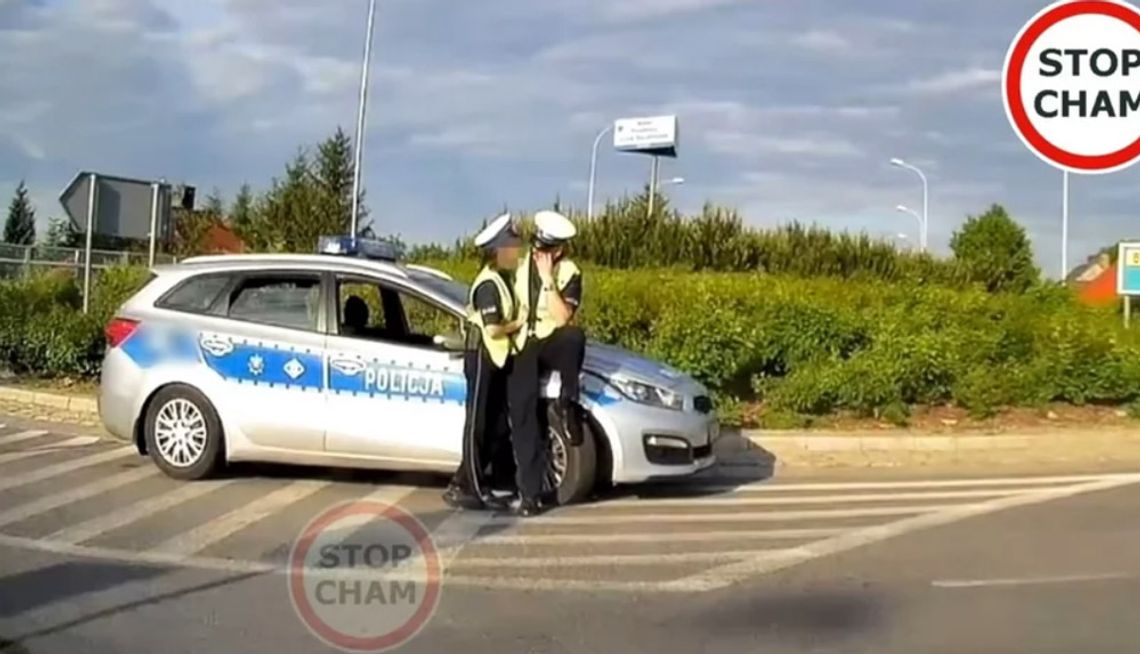 Policjanci drogówki w miłosnych objęciach. Kierowca nagrał przytulanki na rondzie. WIDEO