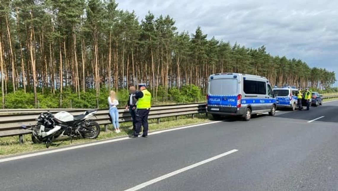 Policjanci jechali alarmowo do wypadku, on przyczepił się do nich "na cwaniaka" i  wjechał im w tył