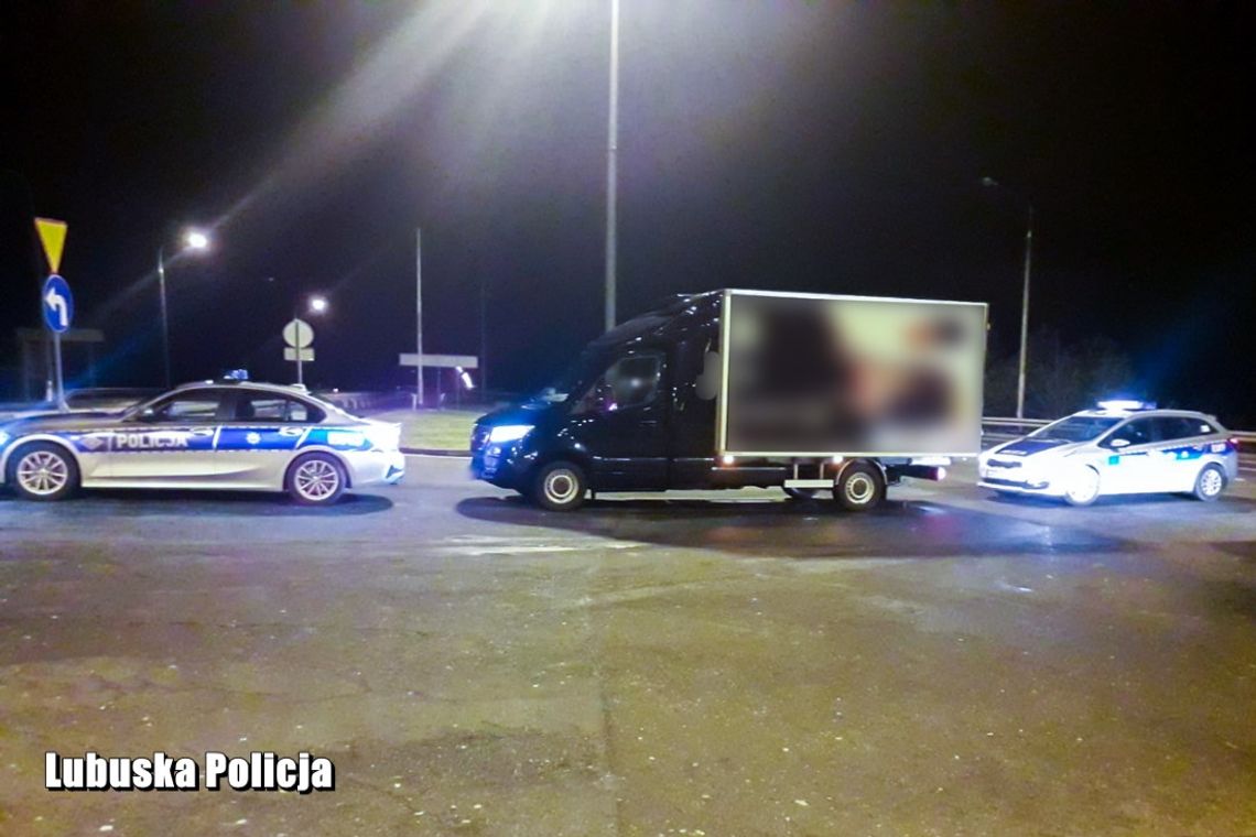 Policjanci konwojowali pierwszy transport szczepionek na COVID-19. Dotarły już do Polski