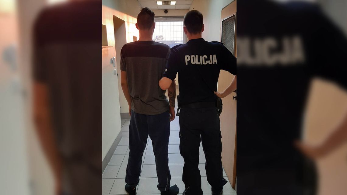 Policjanci mieli info, że poszukiwany diler będzie w domu. Weszli i znaleźli go schowanego pod łóżkiem