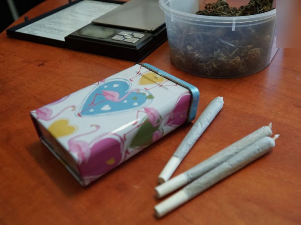 Policjanci mijając kolesia wyczuli od niego zioło. Jarał skręta spacerując ulicą