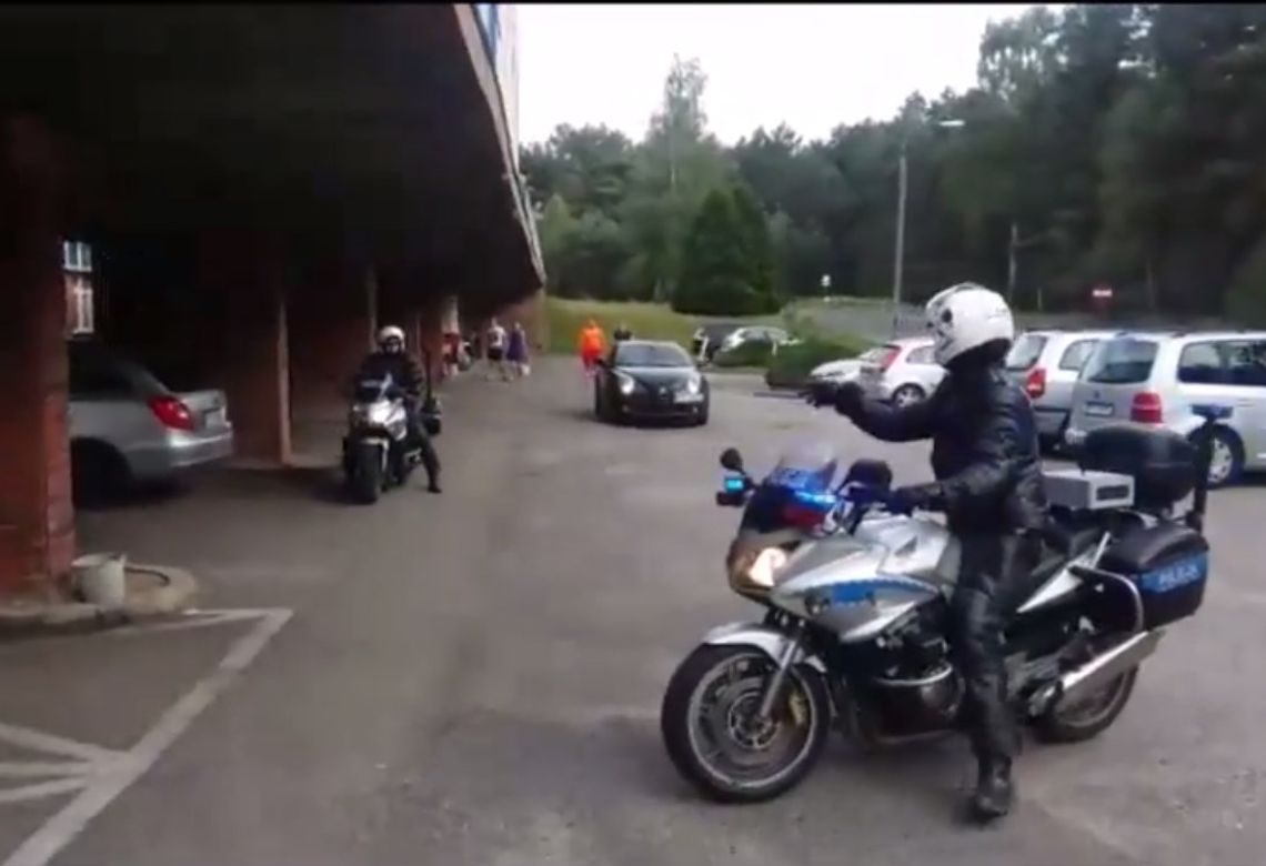 Policjanci na motocyklach eskortowali rodzącą kobietę do szpitala. WIDEO