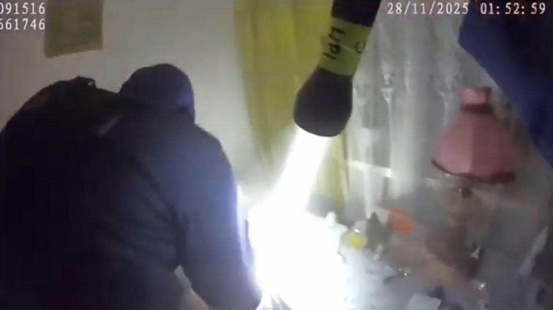 Policjanci na rękach wynieśli kobietę z zadymionego budynku. Uratowali jej życie