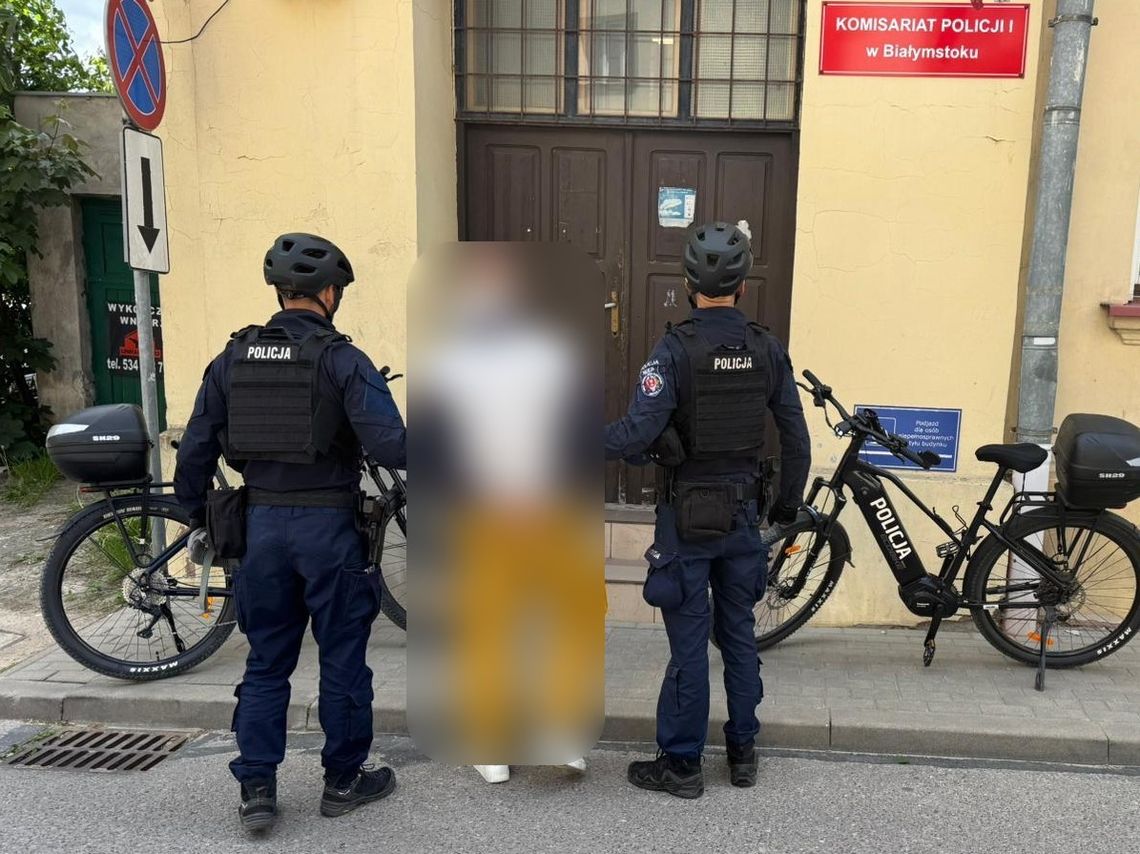 Policjanci na rowerach poczuli zapach marihuany. Mężczyzna siedzący na ławce miał w saszetce susz Policjanci na rowerach poczuli zapach marihuany. Mężczyzna siedzący na ławce miał w saszetce susz