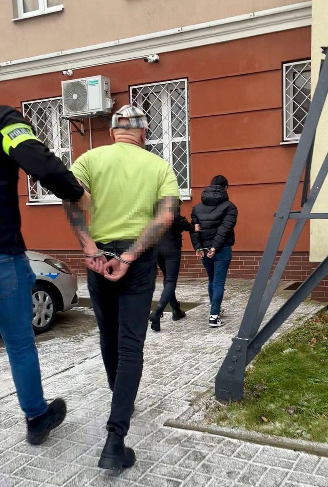 Policjanci namierzyli parę poszukiwaną za kradzieże butów. W trakcie przeszukania znaleźli narkotyki Policjanci namierzyli parę poszukiwaną za kradzieże butów. W trakcie przeszukania znaleźli narkotyki