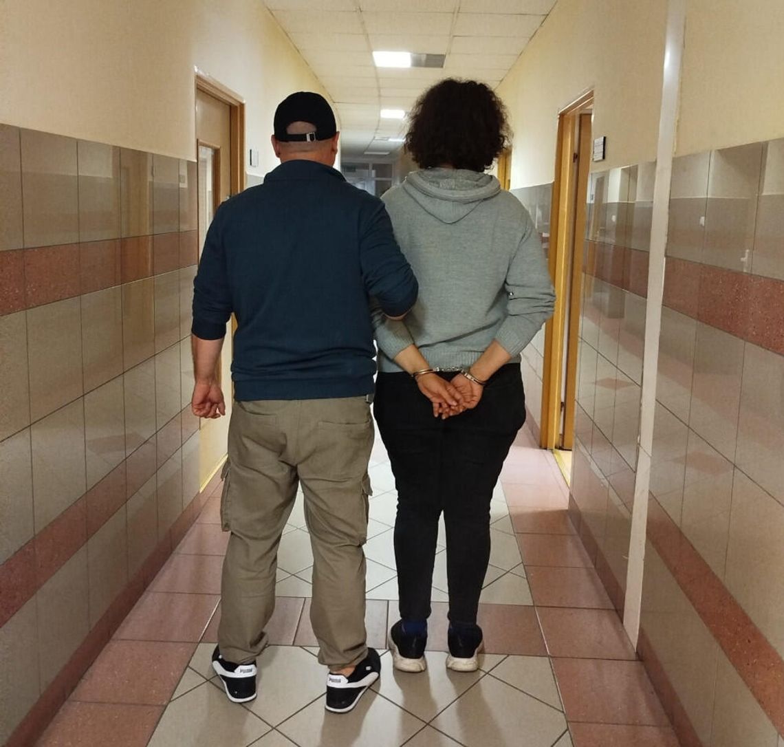 Policjanci namierzyli poszukiwaną w hotelu. Została zatrzyma, gdy zeszła do recepcji. Idzie do więzienia za alimenty