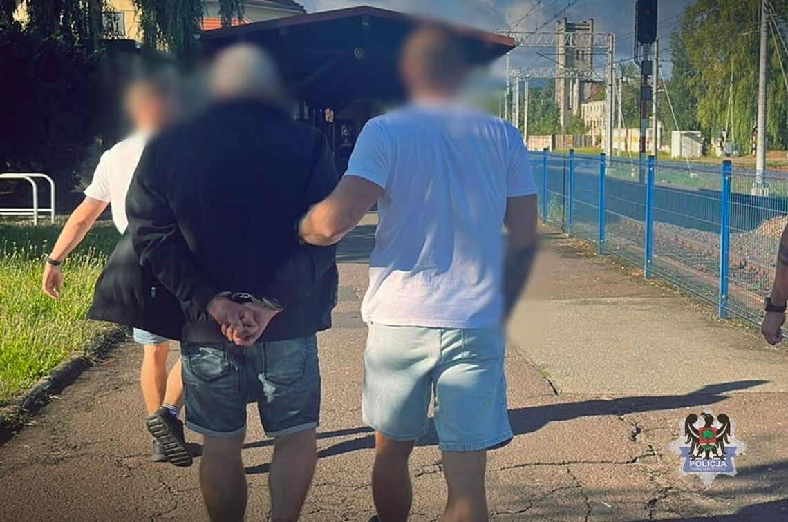 Policjanci namierzyli poszukiwanego mężczyznę w pociągu. Miał przy sobie dwa rodzaje narkotyków Policjanci namierzyli poszukiwanego mężczyznę w pociągu. Miał przy sobie dwa rodzaje narkotyków