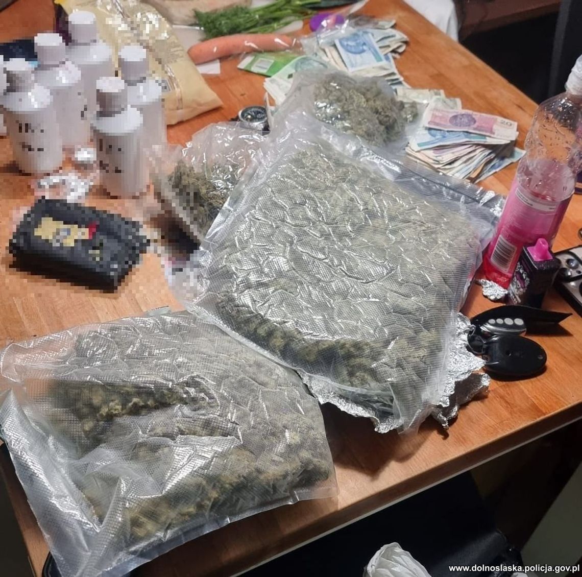 Policjanci natrafili na narkotykowy "sklep" w mieszkaniu. Zatrzymano 5 osób, przejęty towar i broń